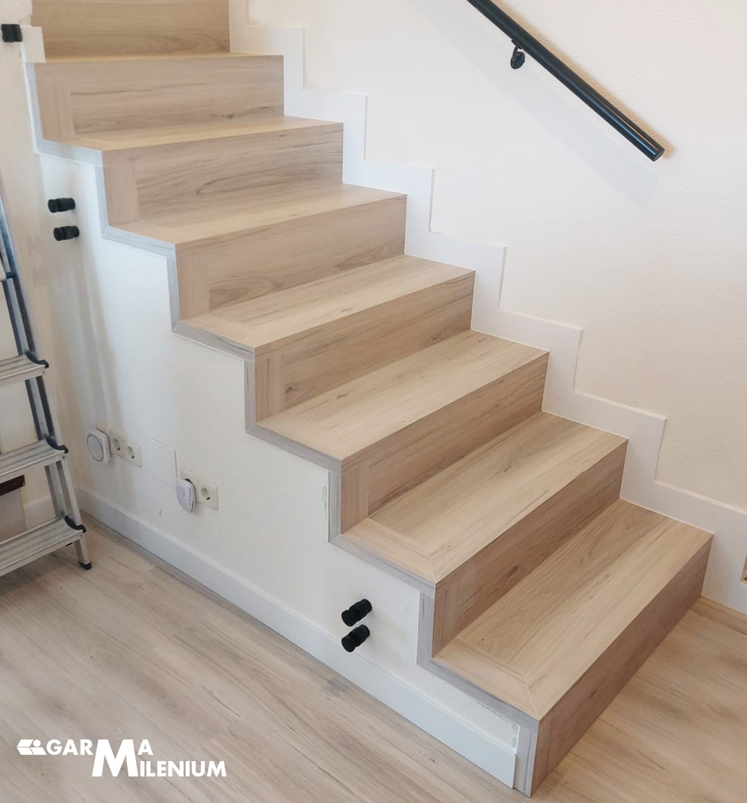 Escalera con tarima a medida