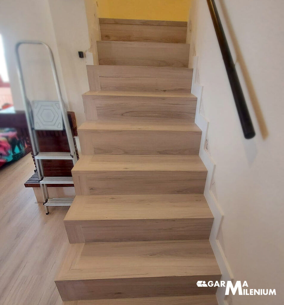 Escalera con pavimento a medida