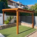 Pérgola de madera a medida instalada en jardín por Garma Milenium