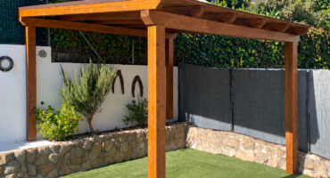 Pérgola de madera a medida instalada en jardín por Garma Milenium