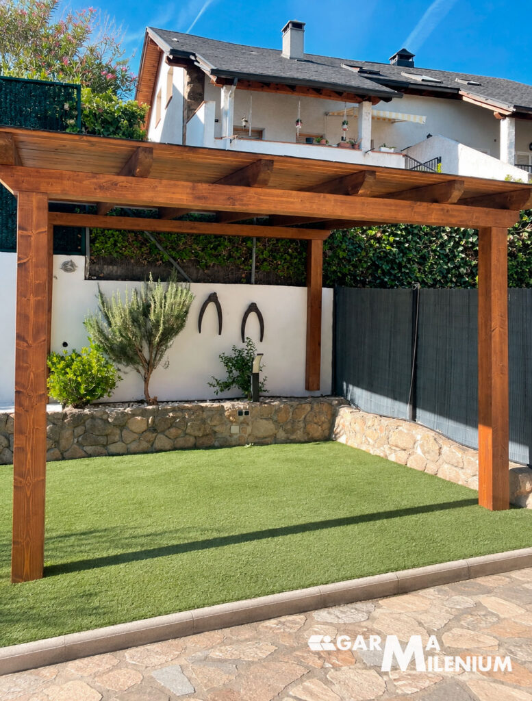 Pérgola de madera a medida instalada en jardín por Garma Milenium