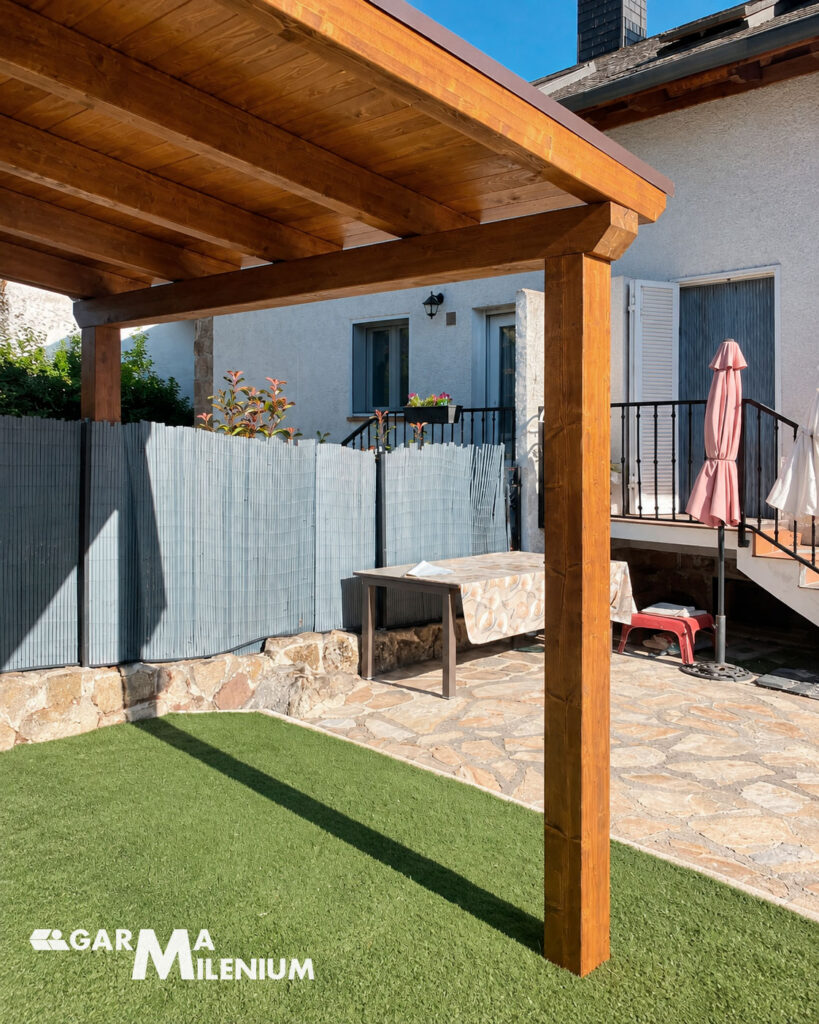 Pérgola de madera a medida instalada en jardín por Garma Milenium