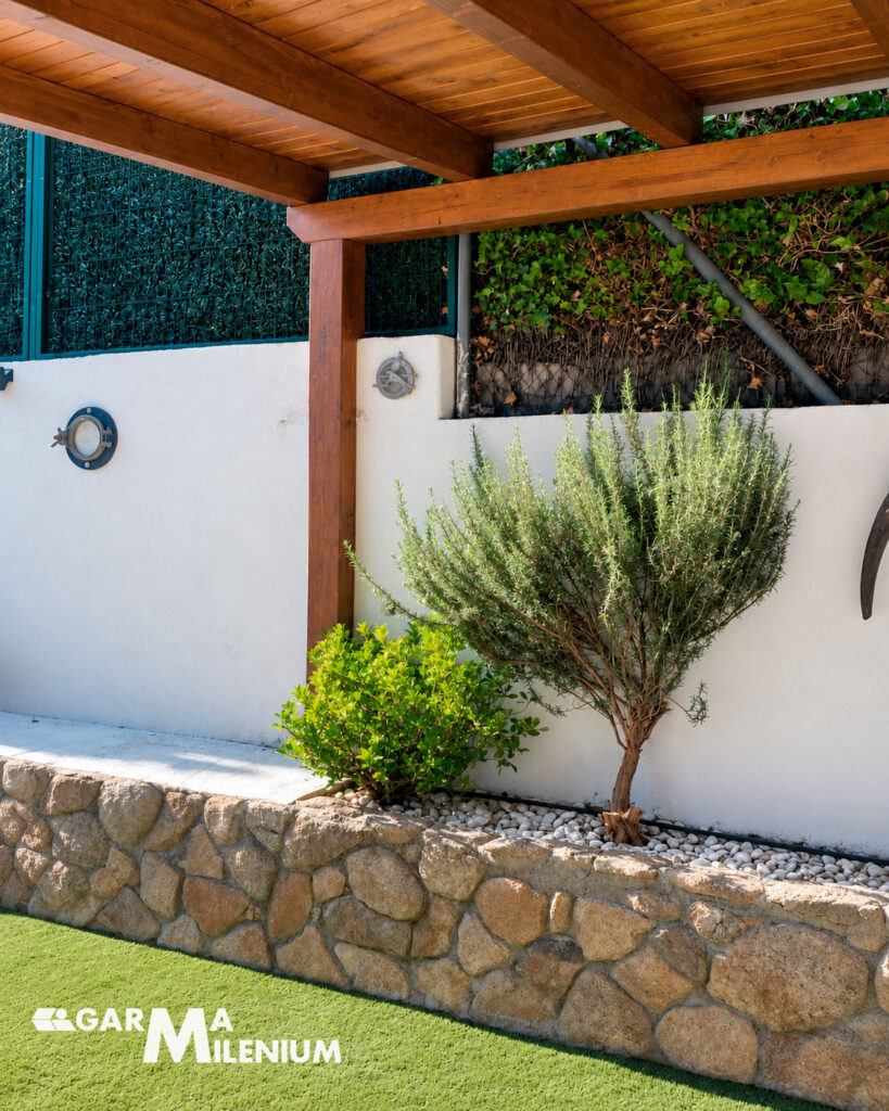 Pérgola de madera a medida instalada en jardín por Garma Milenium