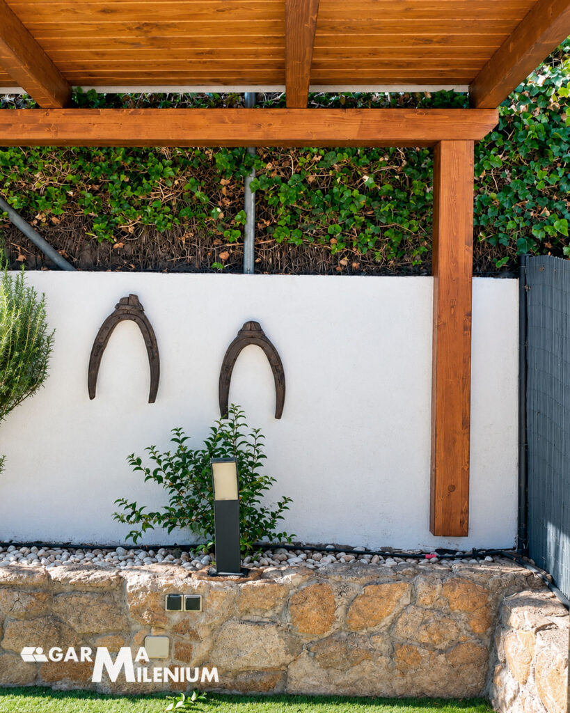 Pérgola de madera a medida instalada en jardín por Garma Milenium