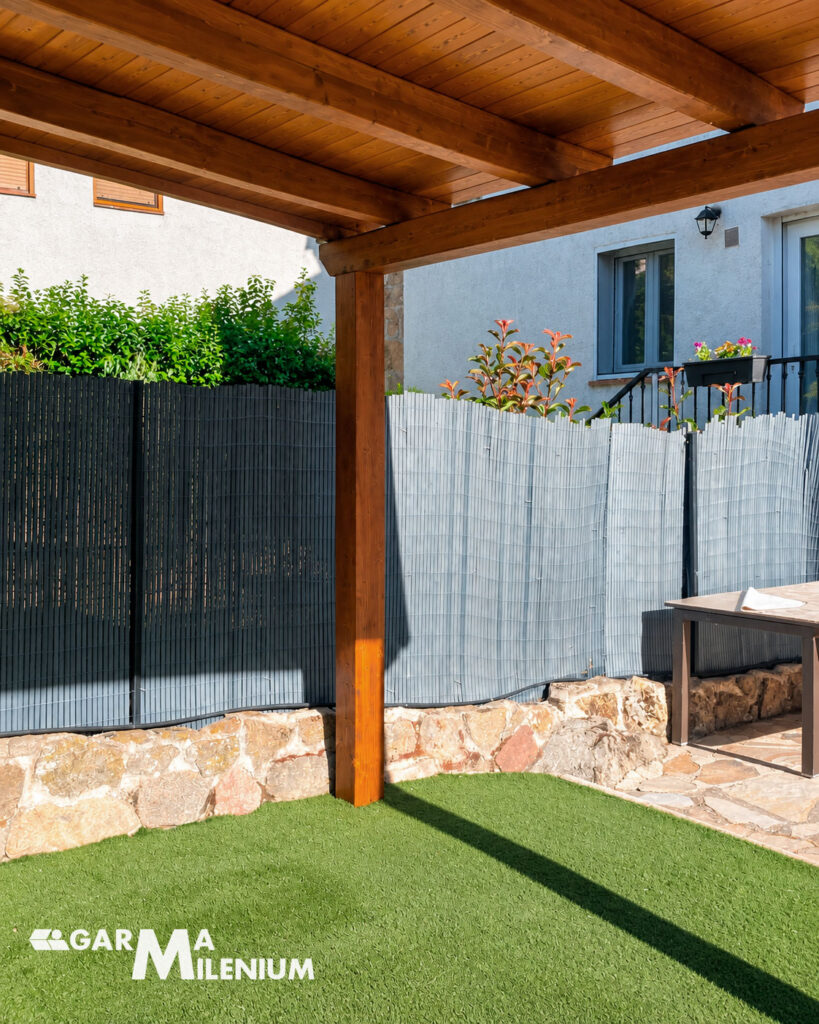 Pérgola de madera a medida instalada en jardín por Garma Milenium