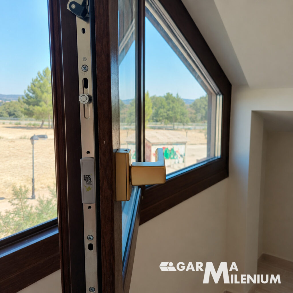 Ventana PVC Buhardilla